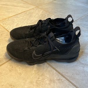 Nike Air VaporMax 2021 FK DH4084-001 Men’s Black Sneakers. Gently used condition